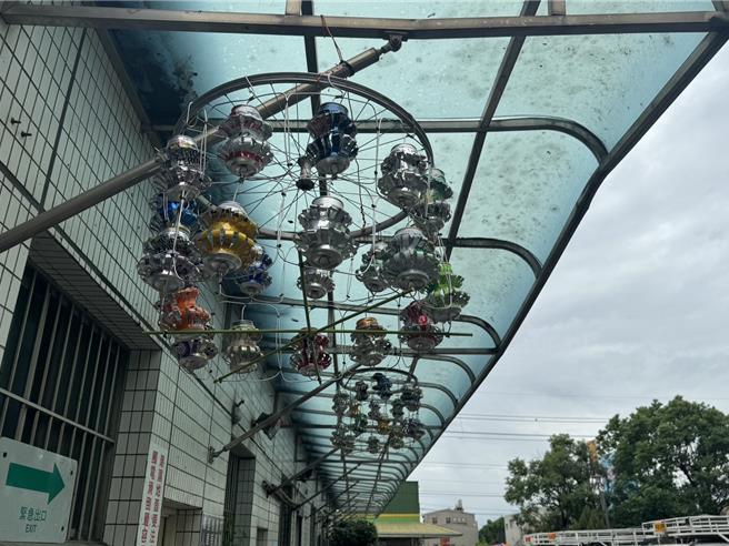 台中市后里区清洁队，利用废弃铝罐制作创意风车，丰富空间设计，解决民眾随意弃置铝罐所造成的环境脏乱。（后里区清洁队提供／张妍溱台中传真）