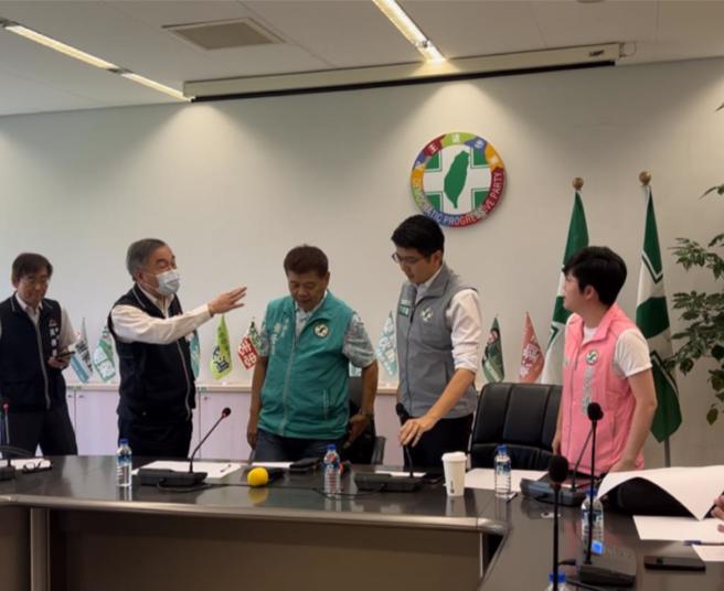 民進黨團幹事長陳俞融（右）與台中市副市長黃國榮（左二）一度因拍桌問題爭吵。（林欣儀攝）