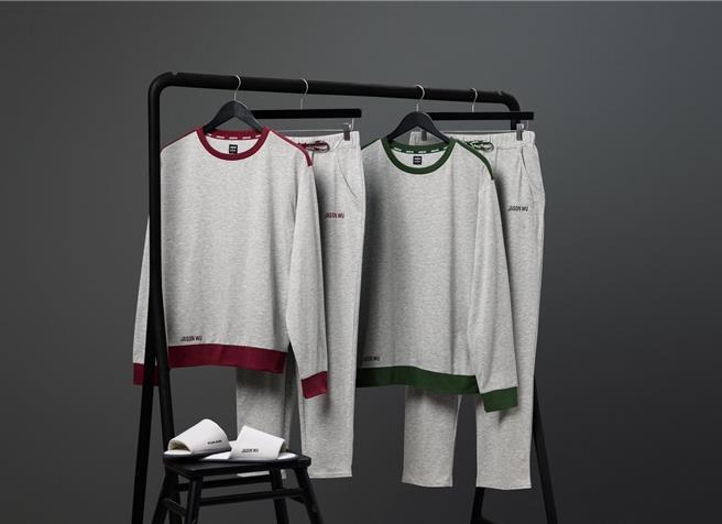 长荣航空与知名设计师吴季刚合作的皇玺桂冠舱睡衣，新一代全套为浅灰底色，并根据不同尺寸搭配勃根地红或深松绿的对比色设计。（长荣航空提供／蔡明亘台北传真）