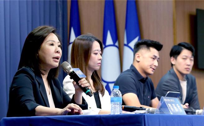 立法委员李彦秀（左起）、新北市议员江怡臻、国民党基隆市党部发言人黄申栋及国民党副发言人邓凯勛召开记者会，痛批绿营政治阴谋并呼吁民眾投下不同意罢免票。（范扬光摄）