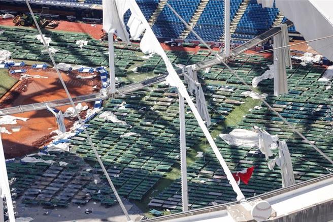 光芒队的纯品康纳球场遭飓风重创，铁氟龙玻璃纤维材质的屋顶几乎全毁，露出支撑屋顶的钢架。（路透）
