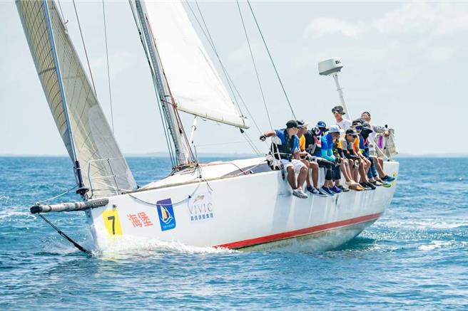 2024年10月11日澎湖縣／10上午參加「2024台鋼集團TSG帆船賽」從台中港出發的海堡號，10日下午因尾舵斷裂而難以控制方向漂流，目前已由拖船拖帶中。（澎湖帆船協會提供／許逸民澎湖傳真）