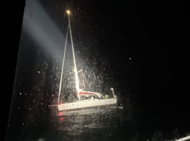  8男2女漂流吉貝嶼獲救。(戴志揚翻攝)