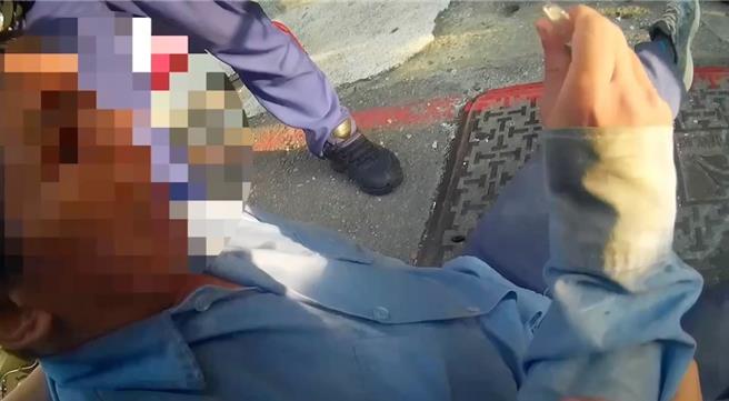 赵姓男子倒坐在路边抽搐，巡逻员警走近一看发现他手上拿着毒品「丧尸菸弹」。（翻摄画面／纪爰高雄传真）
