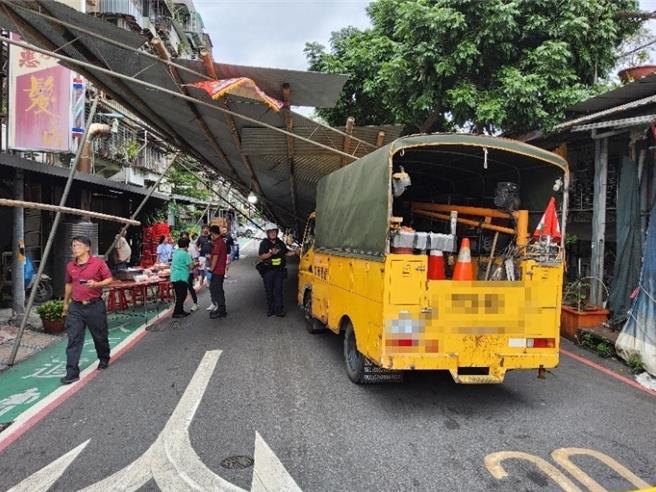 工程車擦撞宮廟棚架，6旬婦受傷。（警方提供）
