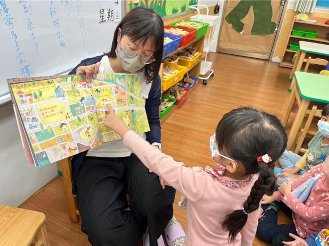 高雄市湖内区明宗国小附设幼儿园，採以孩子兴趣为主的方案课程，运用主题教学、辅以学习区模式，重新定义孩子才是学习的主导者，透过PDCA教学双循环的歷程，让师生一起动起来，启动课程翻转的齿轮。（高雄市教育局提供／林雅惠传真）