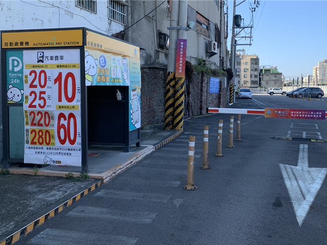 彰化火车站前站停车场贴出最新费率。（孙英哲摄）