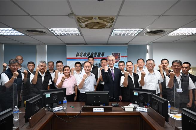 為守護行人安全、強化路權觀念，新北警察局攜手民間客運公司推動交通安全宣導。（新北交通大隊提供）