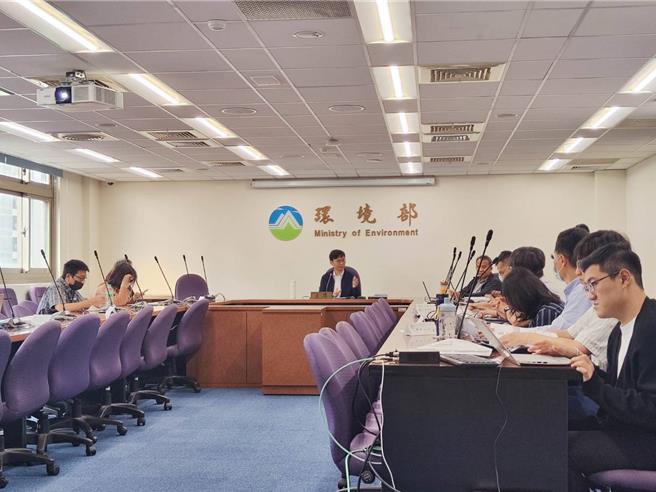 环境部因而预告修正「饮用水水质标准」，规划于2027年7月1日起施行，11日举行研商会，会中环团、消基会及台水公司均一致呼吁，不应仅从末端减少PFAS危害，更应落实源头管制。（林良齐摄）