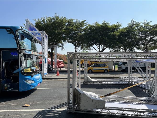 有文昌國小30名學童搭乘的遊覽車11日撞上虎尾高鐵特定區尚未拆除的廣告看板門框，門框倒地，遊覽車頭的玻璃也撞破一個洞，學童嚇得驚聲尖叫。（西螺文昌國小提供）