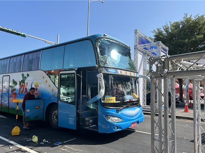 有文昌國小30名學童搭乘的遊覽車11日撞上虎尾高鐵特定區尚未拆除的廣告看板門框，門框倒地，遊覽車頭的玻璃也撞破一個洞，學童嚇得驚聲尖叫。（西螺文昌國小提供）