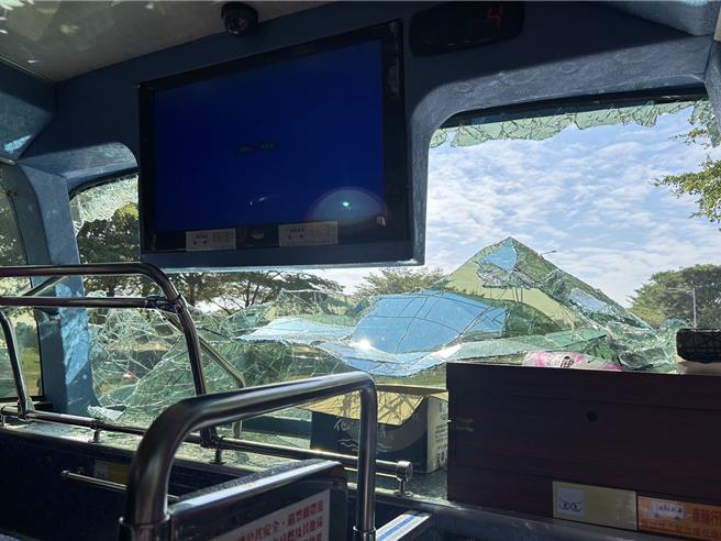 遊覽車的前擋風玻璃碎裂。（校方提供）