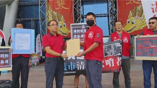 消防员工作权益促进会11日到嘉义市政府抗议，由嘉义市消防局第一大队副大队长杨友仁代表收陈情书。（廖素慧摄）