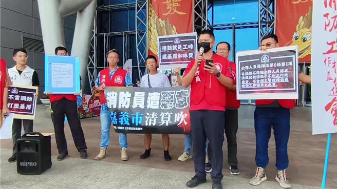 嘉义市蔡姓消防员控诉遭打压。（廖素慧摄）