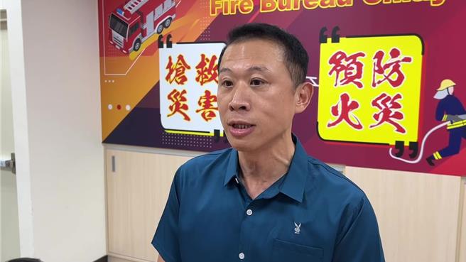 嘉义市消防局副局长李宗儒说明人员调动是为增进救灾效率的正常轮调。（廖素慧摄）