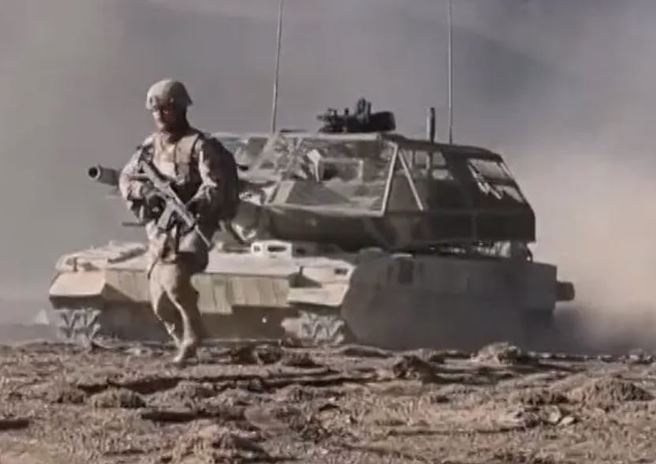 为了反无人机攻击，解放军15式坦克也装上了「顶笼」（cope cages）。（央视）