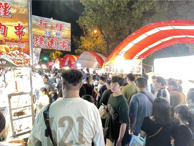 高雄左营万年季这2天人潮爆满，有民眾指出，人多到呈现「完全没在移动」的状况。（纪爰摄）