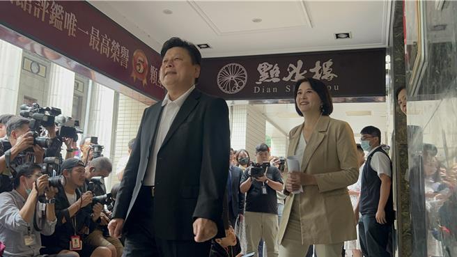 立法院长韩国瑜11日将邀请朝野党团干部与行政院长卓荣泰三长吃「和解饭」，国民党团餐叙完毕步出餐厅。（陈薏云摄）