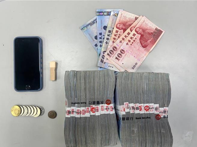 警方在犯嫌背包搜出赃款200万和其他证物。（三重警分局提供）