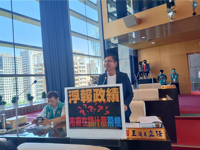 议员王立任表示，观旅局将顺化等不确定航线列入即将开航，痛斥浮报政绩。（陈淑娥摄）