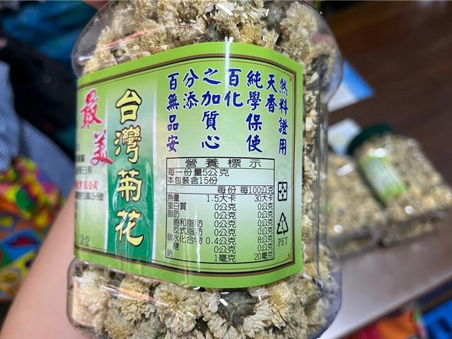 台北市衛生局表示，此次在賣場、中藥行等處執行專案抽驗計畫，共計查驗22件產品，發現4件產品，包括3件菊花、1件白木耳檢出殘留農藥不符「農藥殘留容許量標準」規定。(衛生局提供)