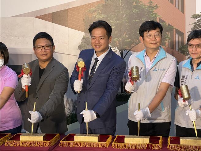 新竹市政府投入1932万元改造学租大楼，将全面翻修1楼并规画120坪的专业艺术展览空间，代理市长邱臣远11日出席开工仪式，并与来宾一起手持金鎚敲砖。（王惠慧摄）