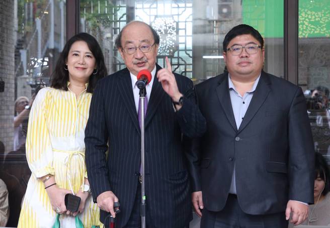 立法院長韓國瑜11日邀請朝野立院黨團幹部與行政院長卓榮泰在立法院旁的點水樓餐廳吃「和解飯」，協調總預算卡關問題，結束後民進黨團總召柯建銘（中）、幹事長吳思瑤（左）以及書記長蔡易餘（右）受訪。（趙雙傑攝）