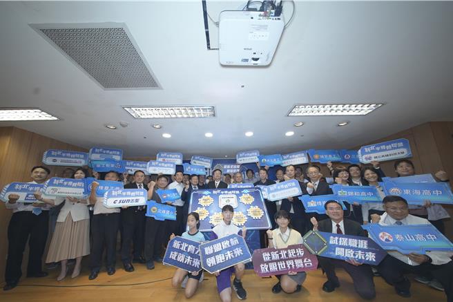 新北市教育局11日攜手國小、國中、高中職、科技大學及產業界，正式成立新北半導體聯盟。（高鈞麟攝）