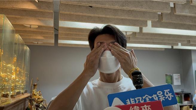 陈志强讲到激动处频频拭泪。（池宗玲摄）