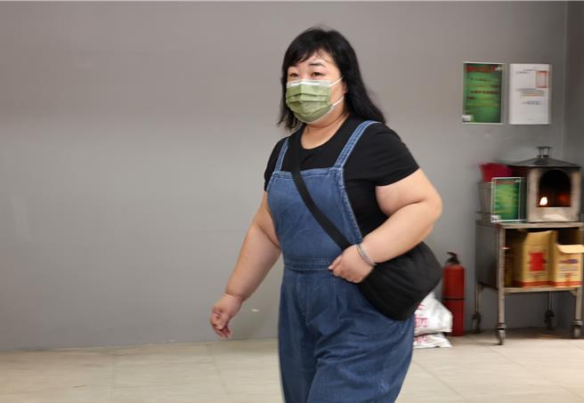 廖慧珍前往汪建民灵堂吊唁。（池宗玲摄）