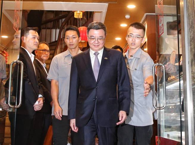 朝野「和解饭」今（11）日登场，协调总预算卡关问题，经一个半小时餐叙后，行政院长卓荣泰（前中）步出餐厅。（赵双杰摄）