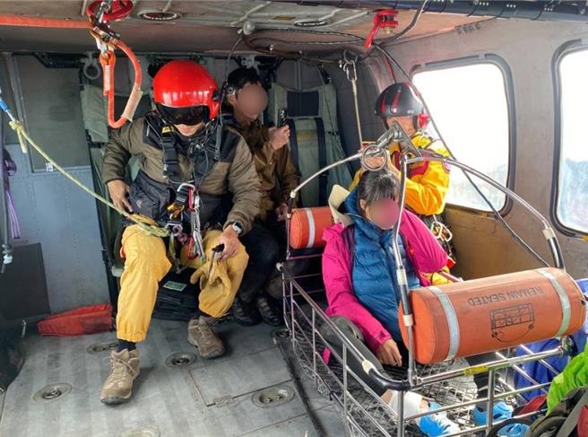 李姓女子与朋友展开4天3夜攀登干卓万横断下武界，她11日攀登干卓万山时摔伤，造成右脚脚踝骨折，由黑鹰直升机吊挂送医。（空勤总队提供／杨静茹南投传真）