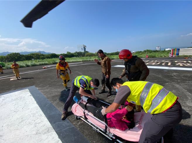 黑鹰直升机9时44时降落竹山消防署训练中心，将患者交由救护车后送竹山秀传医院。（空勤总队提供／杨静茹南投传真）