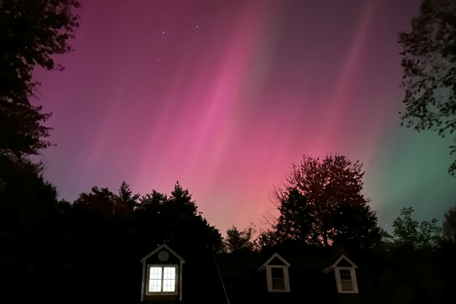 2024 年 10 月 10 日星期四，在缅因州法尔茅斯可以看到极光。 （图／美联社）