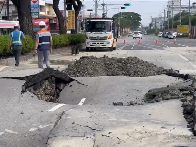 彰化縣花壇鄉台1線中山路一段南下車道今天下午發生路面炸裂事件，自來水公司工程廠商在測試水壓時，彎頭接頭脫落漏水造成路面破損。（孫英哲攝）
