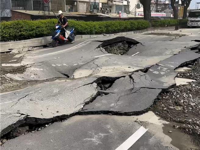 彰化縣花壇鄉台1線中山路一段南下車道今天下午發生路面炸裂事件，自來水公司工程廠商在測試水壓時，彎頭接頭脫落漏水造成路面破損。（孫英哲攝）