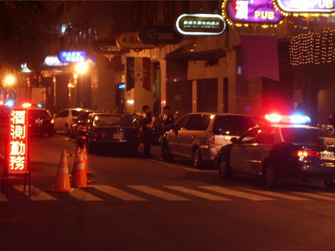 翁姓男子疑携带毒品拒绝警方盘查，撞警车后甩开头探入车内的萧姓警员造成多处挫伤，被判刑1年8月。（资料照片，示意图／郭良杰高雄传真）