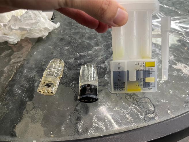 警方現場查扣2顆依托咪酯菸彈。（警方提供）