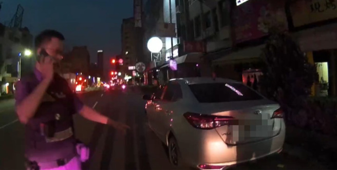 高雄妇清晨过马路遭撞飞身亡，驾驶弃车逃逸。（戴志扬翻摄）