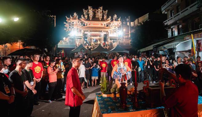 69岁蔡姓妇人昨晚前往万年季参加祈福仪式，随后到附近小吃摊用餐后，突然脚软昏倒，当场无生命迹象，图为示意图。（高雄市民政局提供／林雅惠高雄传真）