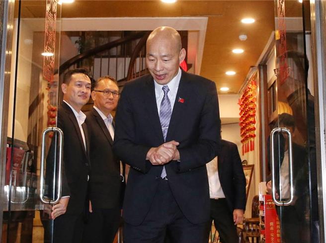 立法院長韓國瑜11日邀請朝野立院黨團幹部與行政院長卓榮泰在立法院旁的點水樓餐廳吃「和解飯」，協調總預算卡關問題，經一個半小時餐敘後，立法院長韓國瑜（前）步出餐廳。（趙雙傑攝）