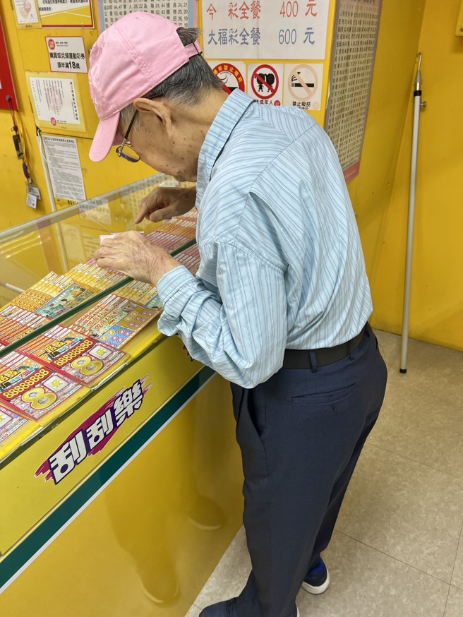 陪著長輩外出，藉者上下樓梯運動，可以訓練長輩的下肢肌力與身體協調性；找到長輩有興趣的活動(如：刮刮樂)，可以鼓勵參與也可以訓練手眼協調(刮)及認知能力(對獎)等。(照片/八里療養院提供)