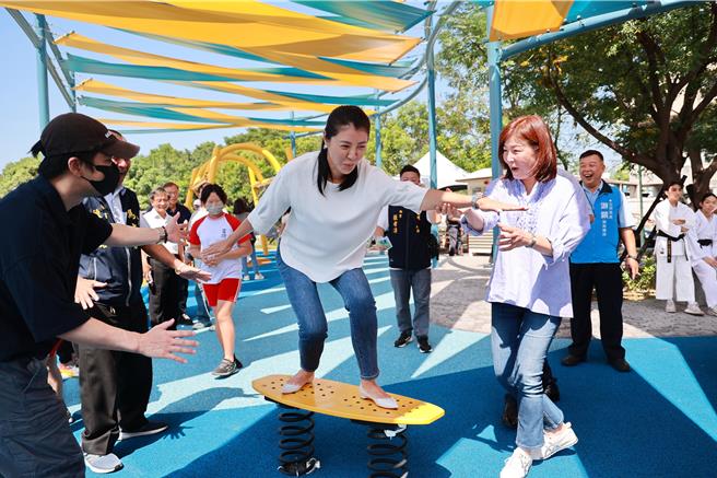 「草屯酷比亲子运动公园」11日开幕，南投县长许淑华忍不住试玩衝浪板，觉得新奇有趣！（杨静茹摄）