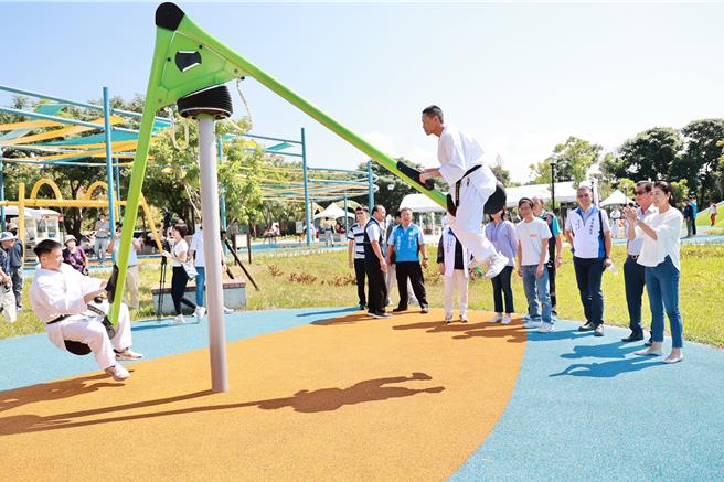 旭光中学空手道学员参加「草屯酷比亲子运动公园」开幕表演，仪式后试玩游具，觉得很有趣。（杨静茹摄）