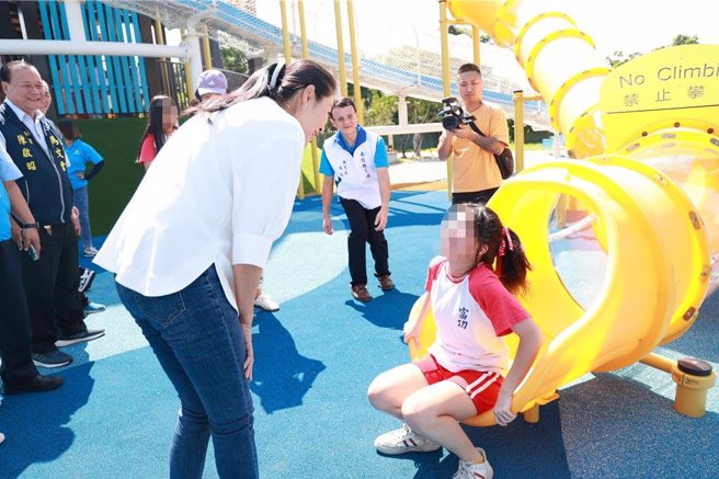 富功国小学生在「草屯酷比亲子运动公园」开幕典礼热舞，体验多样化的游具。（杨静茹摄）