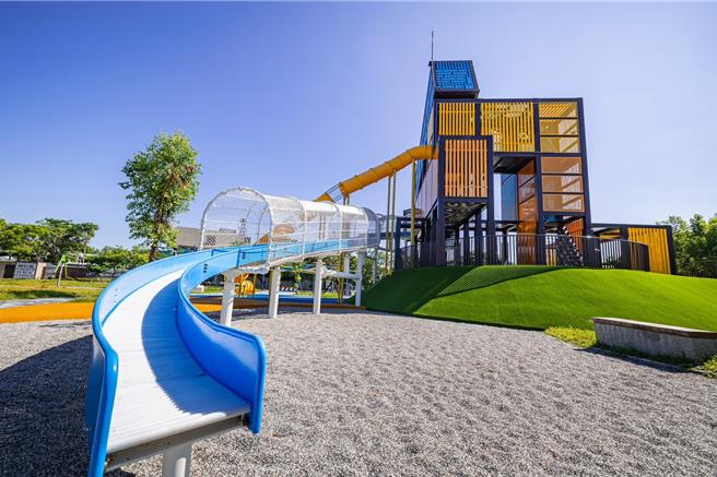 草屯酷比亲子运动公园内的货柜迭迭乐溜滑梯吸睛，困难度5颗星，限年龄8岁以上、身高120公分以上儿童游玩。（南投县政府提供／杨静茹南投传真）