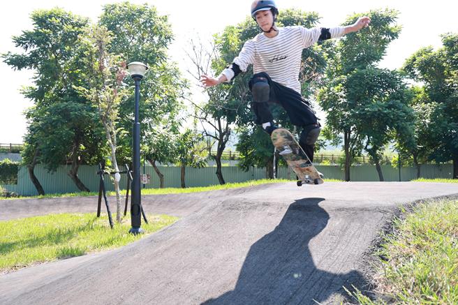 滑轮赛道有高低起伏，困难度4颗星，建议玩家玩滑板、直排轮时应戴安全帽。（南投县政府提供／杨静茹南投传真）