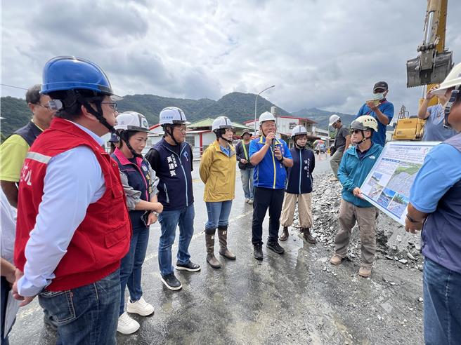 颱風山陀兒造成台東大規模土石流、道路坍塌，立法委員黃建賓今日會同行政院公共工程委員會、農業部、原民會及台東縣長饒慶鈴於台東多處勘災。（蔡旻妤攝）