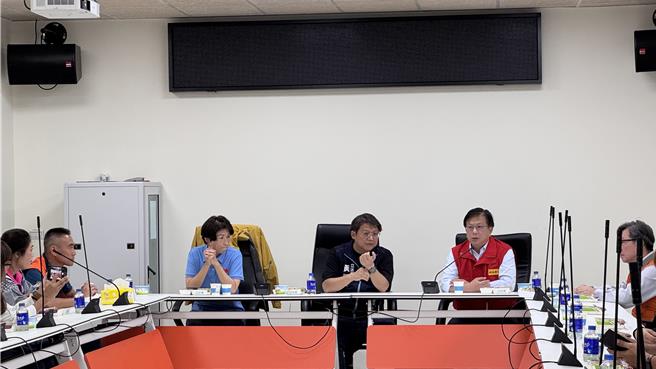 颱風山陀兒造成台東大規模土石流、道路坍塌，立法委員黃建賓今日會同行政院公共工程委員會、農業部、原民會及台東縣長饒慶鈴於台東多處勘災。（蔡旻妤攝）