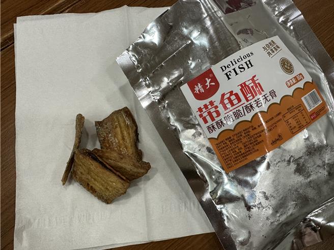 高市议会11日进行市长施政报告与质询，高市议员张博洋质询提及近期在网路上常出现「高雄美食带鱼酥」广告，但他实际购买后，却发现该商品是大陆的农渔加工品走私来台，并且一包以高于当地16倍的价格贩售，不只对市民健康有疑虑，更是对农渔民一大损害。（高市议员张博洋提供／洪浩轩高雄传真）